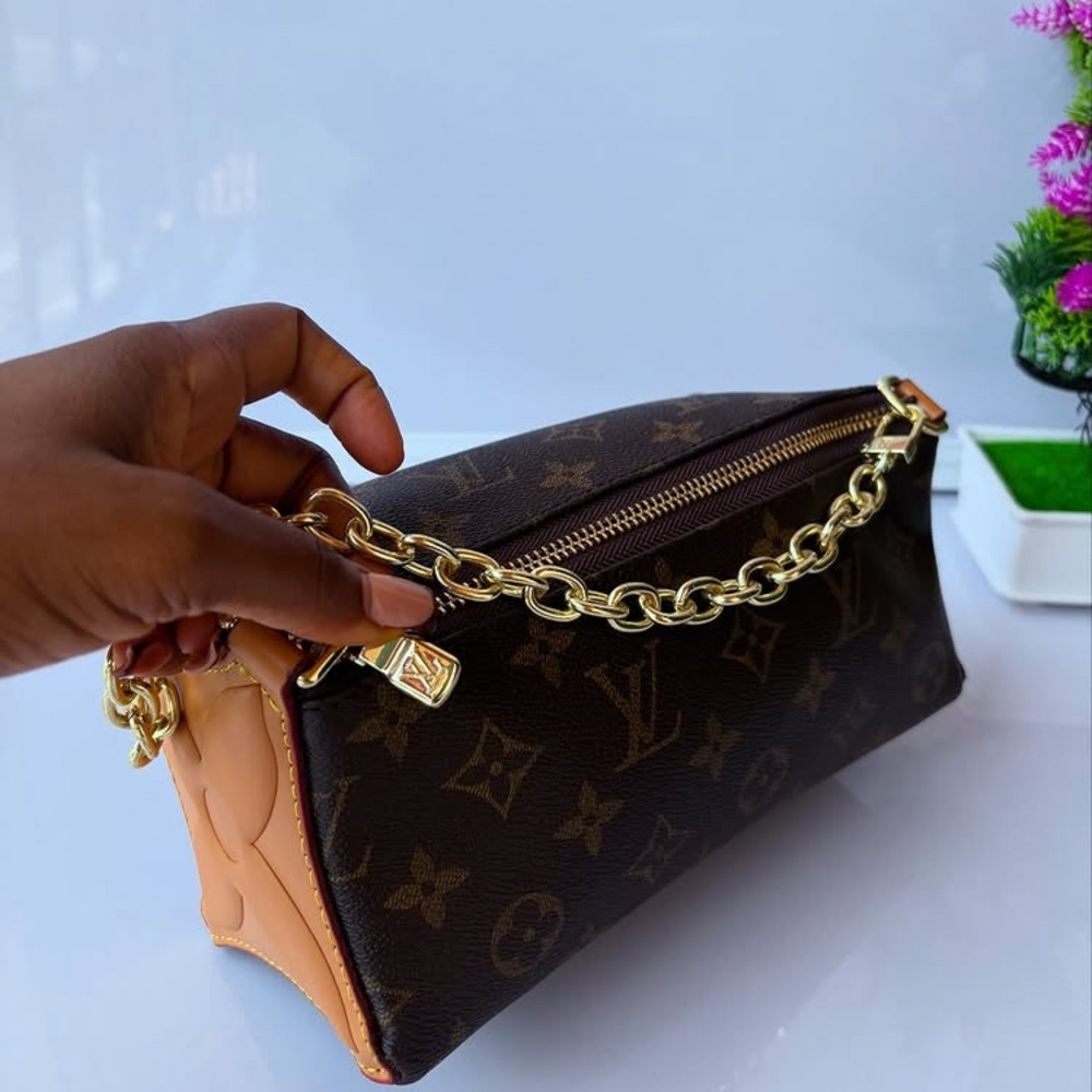 Fashion Mono Italian Leather Gold Hardware Brown Hand/Shoulder/Crossbody Bag - Picture 3 of 15